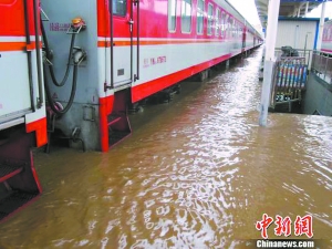京哈线遭遇洪水袭击 旅客蹚水进出山海关站(图