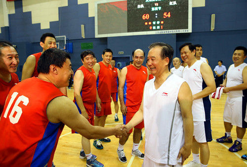 賽後溫總理與球友們握手。