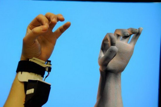 科学家设计手腕传感器 轻挥手臂调电视频道(图