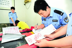 公安津南分局派出所收缴制假刻章机和假印章-