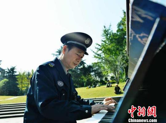 中国美院54岁保安自学钢琴 单手弹奏多曲引赞