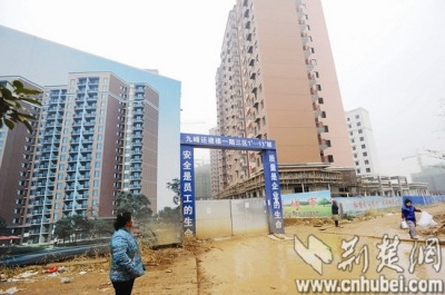 武汉九峰乡一还建楼工地塔吊倒塌3名工人受重