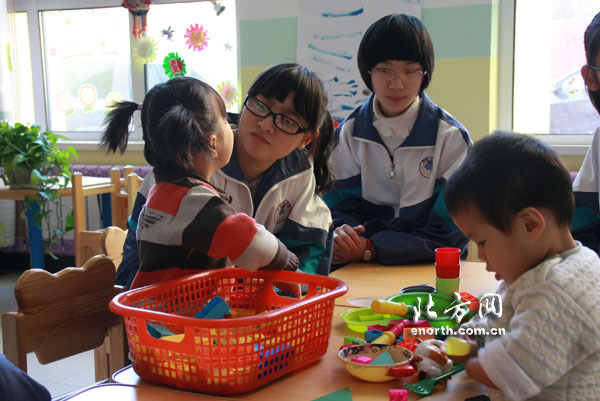 天津三中方舟小分队为儿童福利院孩子献爱心-