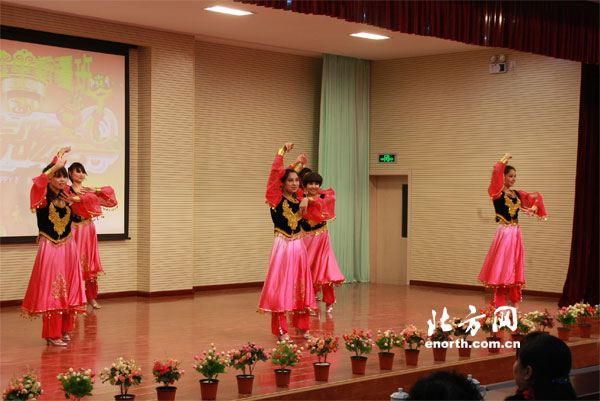 天津五中新疆班举办联欢会 与爱心企业共度春