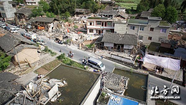 北方网雅安报道:航拍震区山体滑坡、房屋损毁