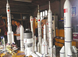 醉心火箭模型制作17年 56岁农民造出数千航模