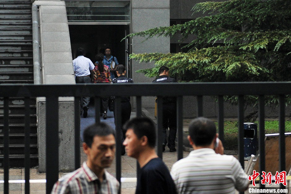李某某等涉嫌强奸案今日开庭 梦鸽现身法庭外