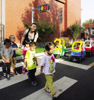 幼儿园建交通安全模拟基地 安全宣传从娃娃抓起