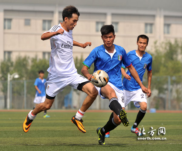 天津大港业余足球总会成立 张效瑞为比赛开球