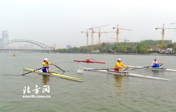 学生赛艇联盟赛艇比赛在天津湾游艇总会举行-