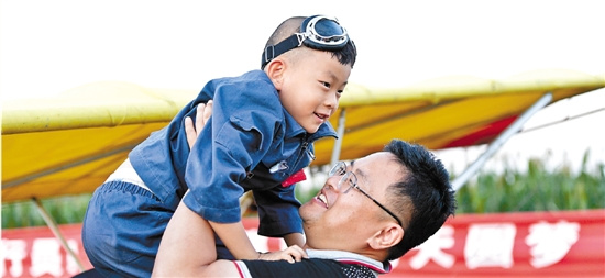 南京父亲鹰式教育 儿子4岁雪地裸跑5岁开飞机