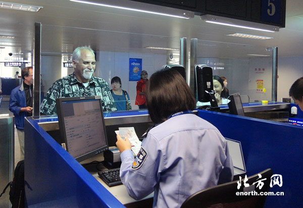 天津机场迎来东亚运动会首批入境人员-机场边