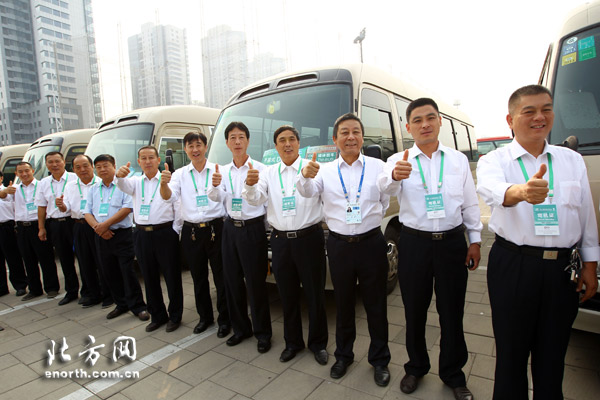 媒体班车司机服务东亚运 主动当天津城市宣传