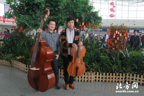 天津爱乐乐团机场快闪 让音乐伴随乘客回家