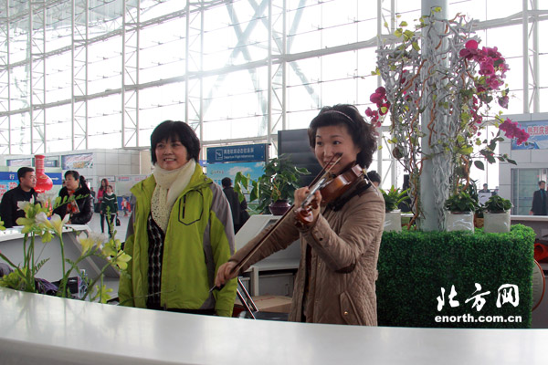 天津爱乐乐团机场快闪 让音乐伴随乘客回家