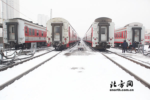 天津動車客車段檢修員雪天奮戰護旅客安全返程