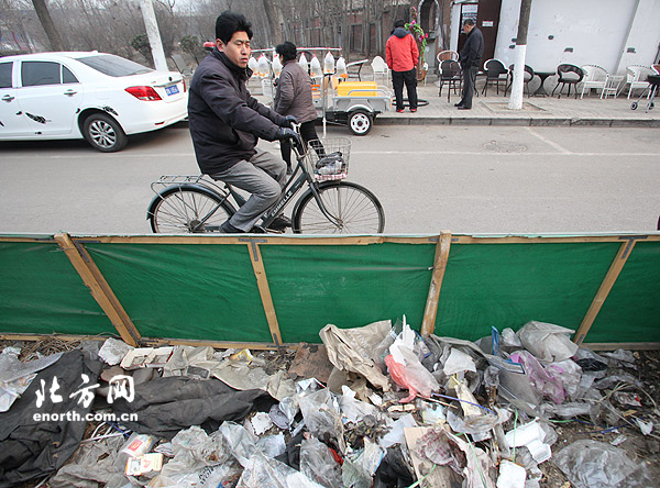 北辰區鐵東路綠化帶變垃圾場 園林工集中清掃