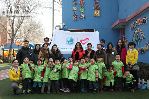 電力物資公司青年志願者走進幼兒園慰問小朋友
