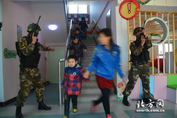 武警官兵親臨幼兒園 指導師生進行校園反恐演練