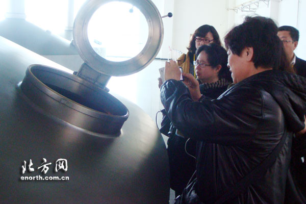 天津消費體察團走進企業 看啤酒是怎樣釀成的