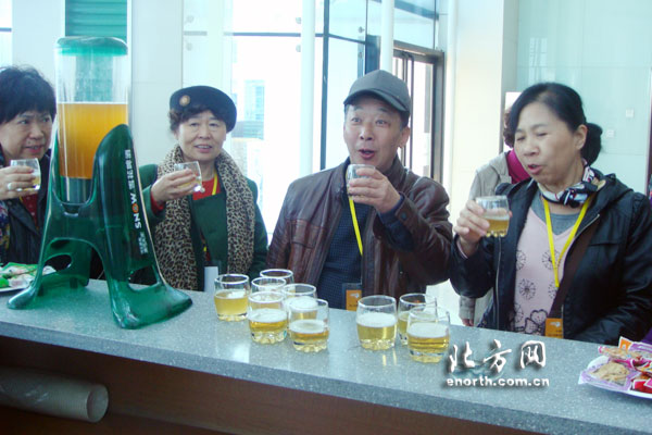 天津消費體察團走進企業 看啤酒是怎樣釀成的