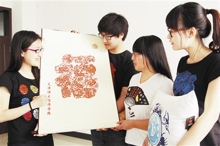 大学生创业团队:剪纸穿身上 民俗变时尚