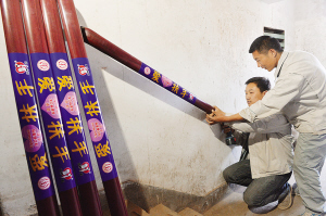 滨海老旧社区安装爱心扶手 适合老年人使用