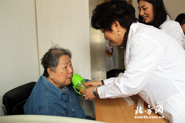 志願者把歡樂帶進養老院 細心服務暖人心
