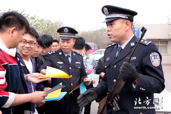 天津港公安局開展“緝槍治爆”專項宣傳