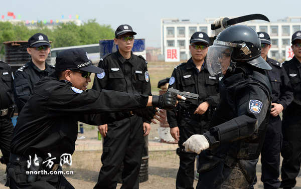 天津市公安局啓動依法使用武器警械專項訓練