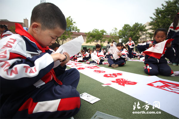 天津千名学生用剪纸诠释中国梦 弘扬非物质文