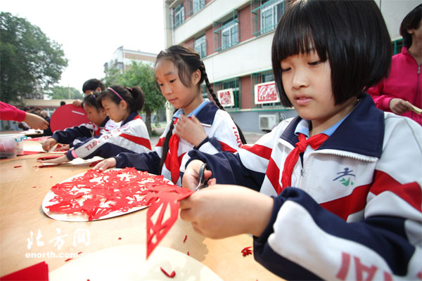 天津千名学生用剪纸诠释中国梦 弘扬非物质文