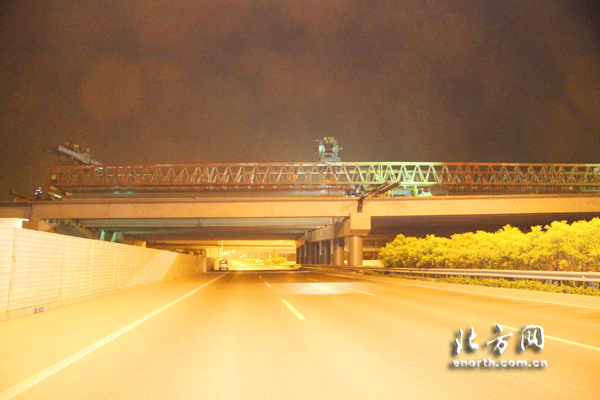 津滨高速互通立交桥主线箱梁安全跨越 南北贯通