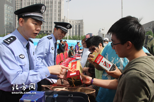 天津市公安局舉辦打擊防範經濟犯罪宣傳日活動