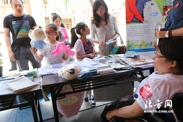 天津舉行愛心義賣援助“瓷娃娃”