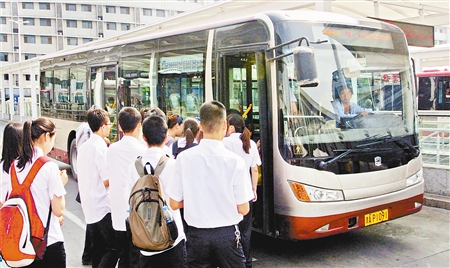 天热客流量大幅增加 智能公交动态调度方便出