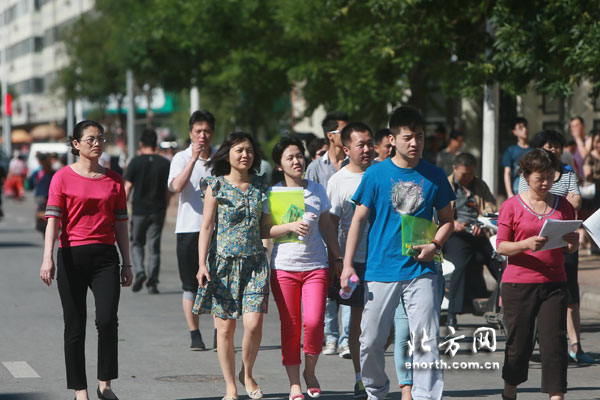 天津6.4萬考生走進考場 津城“愛”滿高考路