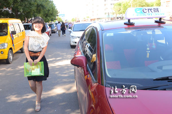 天津6.4萬考生走進考場 津城“愛”滿高考路