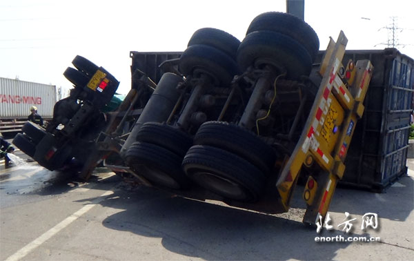 天津開發區一半掛車與奔馳相撞 現場無人員傷亡