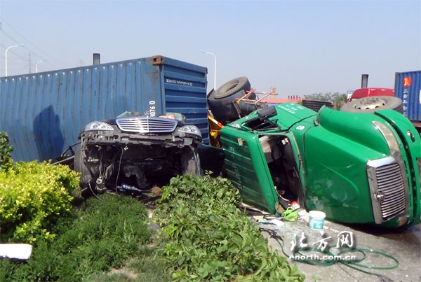 天津開發區一半掛車與奔馳相撞 現場無人員傷亡