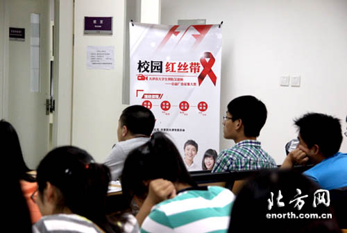 两校开展预防艾滋病公益广告征集大赛宣讲活动