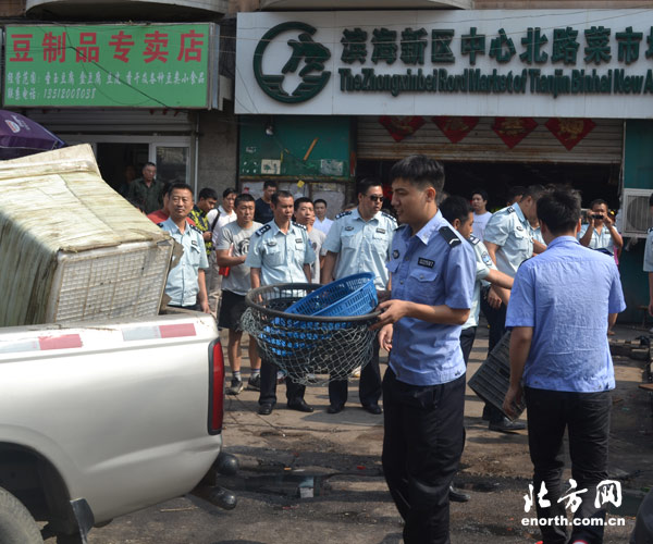 塘沽綜合執法集中清理外溢市場 清運報廢車輛
