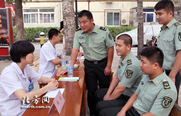 天津市第四中心醫院“八一”前慰問官兵