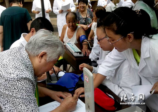 天津大學生開展志願者服務活動 爲老人送溫暖
