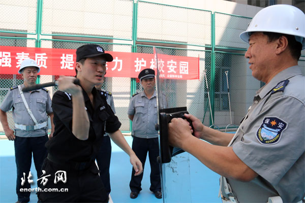 開學臨近 天津學校組織安保人員進行專業培訓