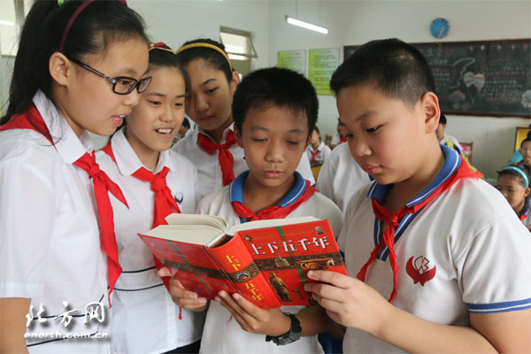 河北区新开小学与台湾学生共读一本书