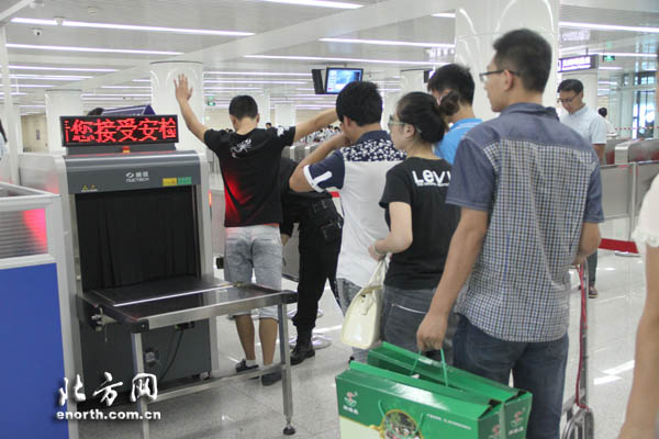 天津：軌道交通實施安檢首日 乘客配合秩序良好