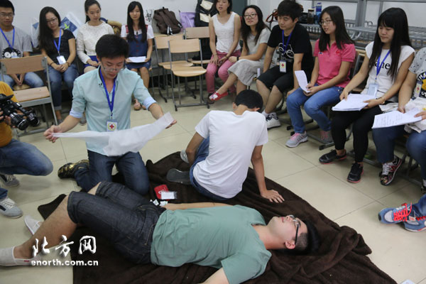 青年志願者用行動慶祝中國紅十字會成立110週年
