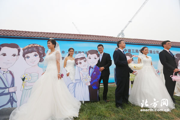 天津第一高樓 20對一線建設者舉行集體婚禮
