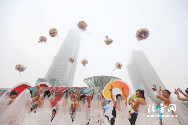 天津第一高樓 20對一線建設者舉行集體婚禮